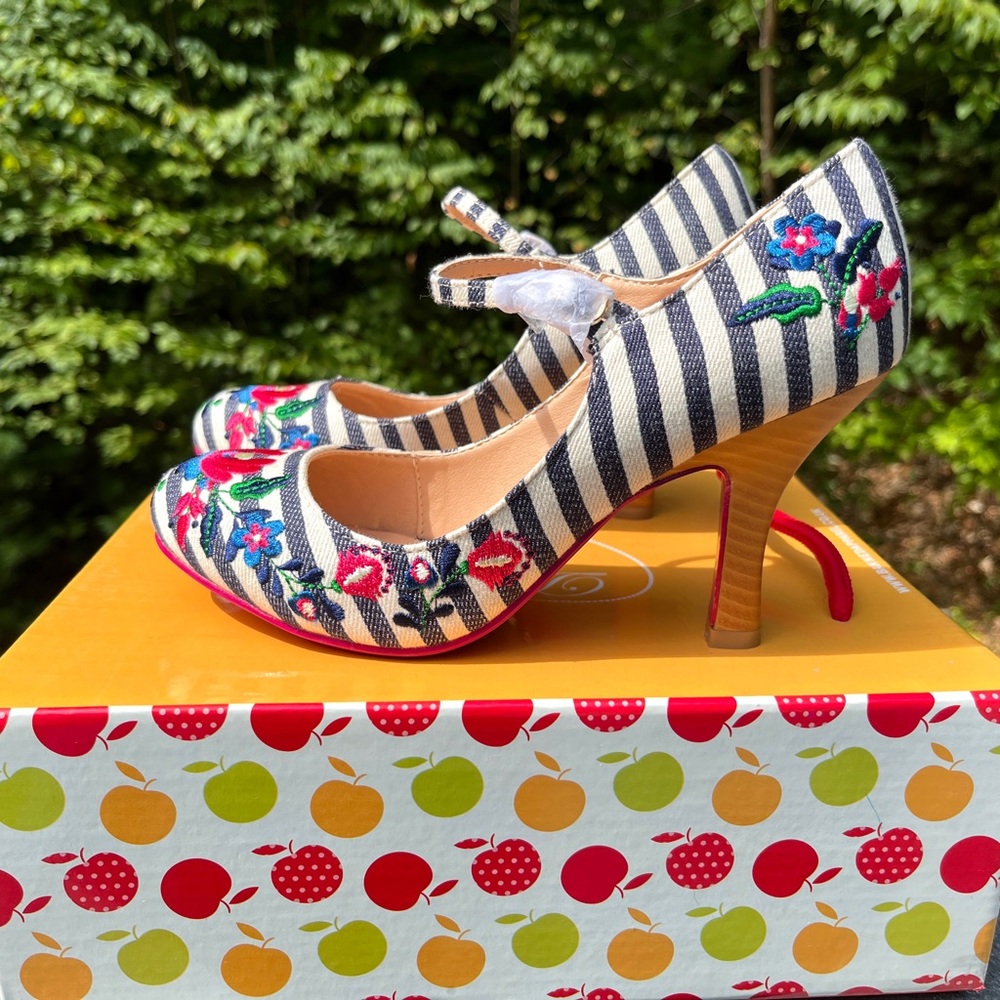 Banned Apparel Kalocsai Embroidered Pumps Size 38 US 7.5 Brand New NIB Beautiful